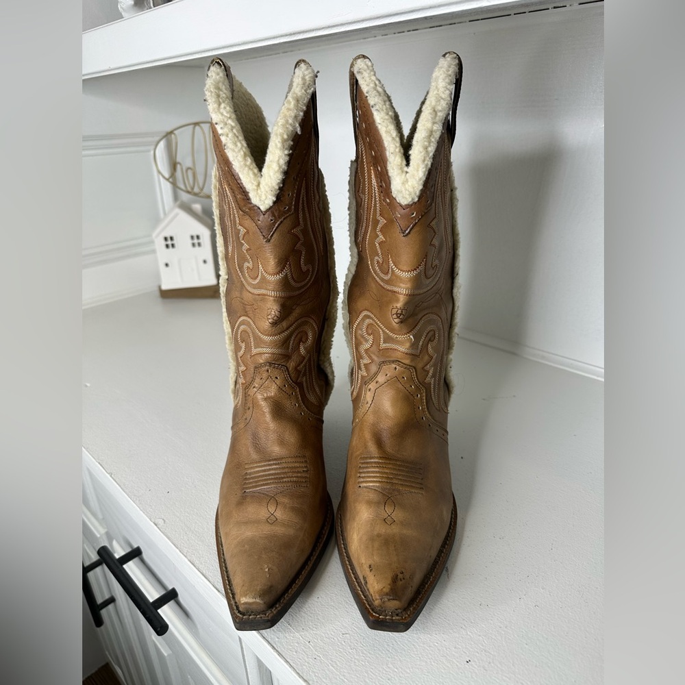 **SOLD**Ariat Women's 8.5B Shearling-Lined Western Boots Tan Leather - Picture 2 of 9